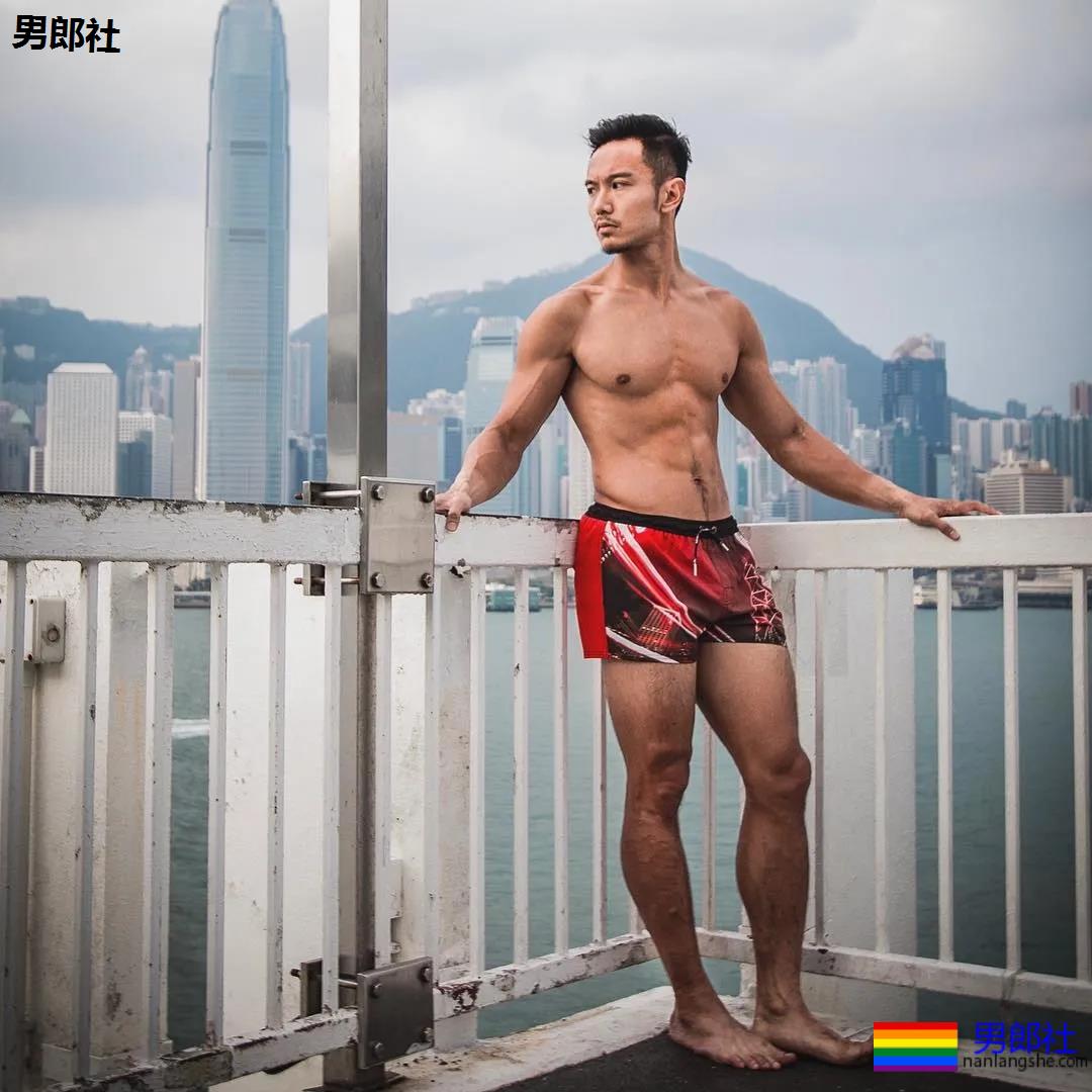 健身教练因在酒店拍性感照走红,为什么练劈叉时他从来不笑 - 51虹马 健身教练因在酒店拍性感照走红,为什么练劈叉时他从来不笑 - 51虹马