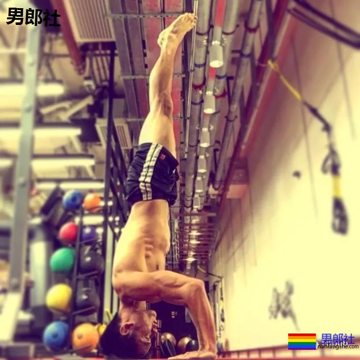 健身教练因在酒店拍性感照走红,为什么练劈叉时他从来不笑 - 51虹马 健身教练因在酒店拍性感照走红,为什么练劈叉时他从来不笑 - 51虹马