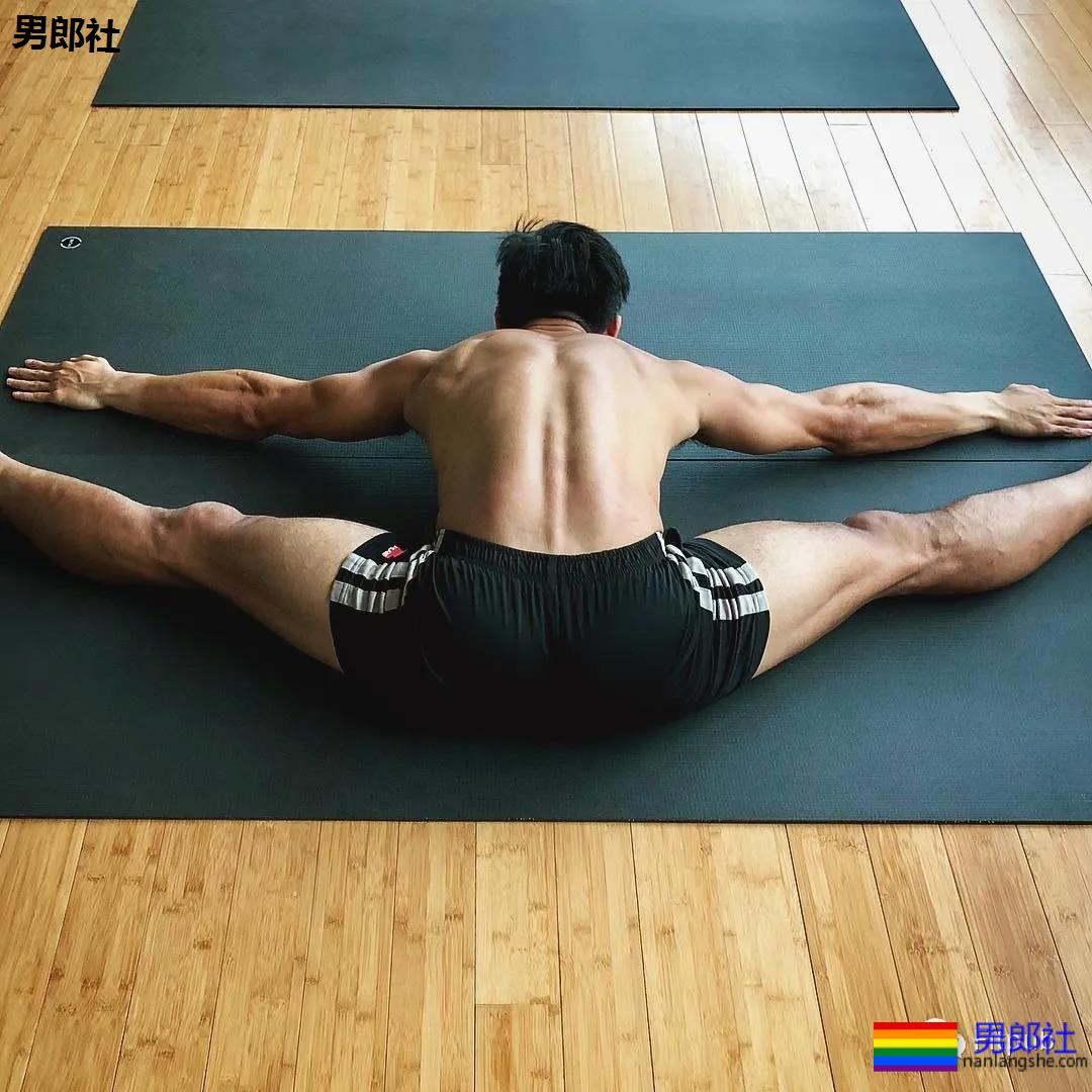 健身教练因在酒店拍性感照走红,为什么练劈叉时他从来不笑 - 51虹马 健身教练因在酒店拍性感照走红,为什么练劈叉时他从来不笑 - 51虹马