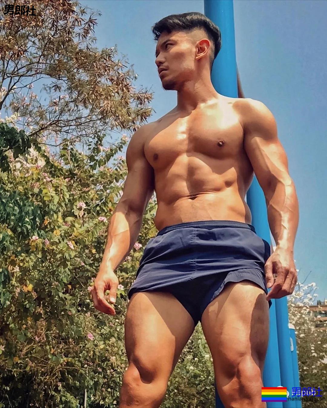 健身教练因在酒店拍性感照走红,为什么练劈叉时他从来不笑 - 51虹马 健身教练因在酒店拍性感照走红,为什么练劈叉时他从来不笑 - 51虹马