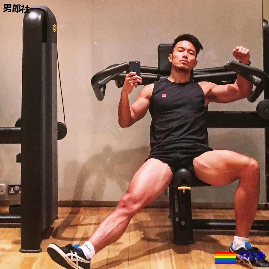 健身教练因在酒店拍性感照走红,为什么练劈叉时他从来不笑 - 51虹马 健身教练因在酒店拍性感照走红,为什么练劈叉时他从来不笑 - 51虹马