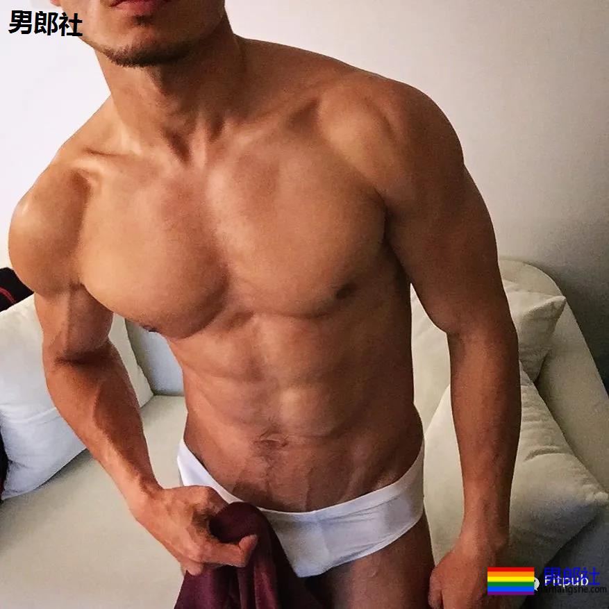 健身教练因在酒店拍性感照走红,为什么练劈叉时他从来不笑 - 51虹马 健身教练因在酒店拍性感照走红,为什么练劈叉时他从来不笑 - 51虹马