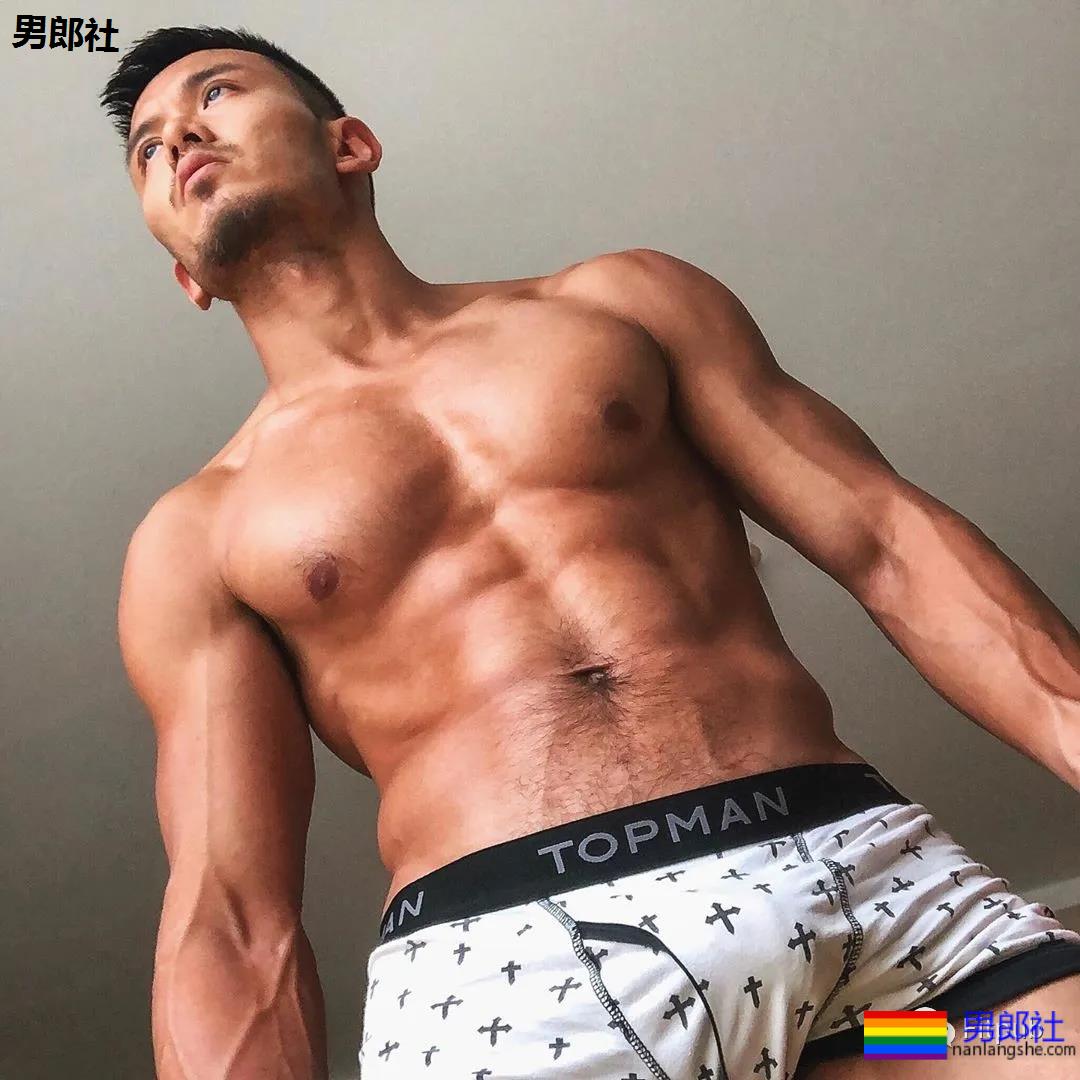 健身教练因在酒店拍性感照走红,为什么练劈叉时他从来不笑 - 51虹马 健身教练因在酒店拍性感照走红,为什么练劈叉时他从来不笑 - 51虹马