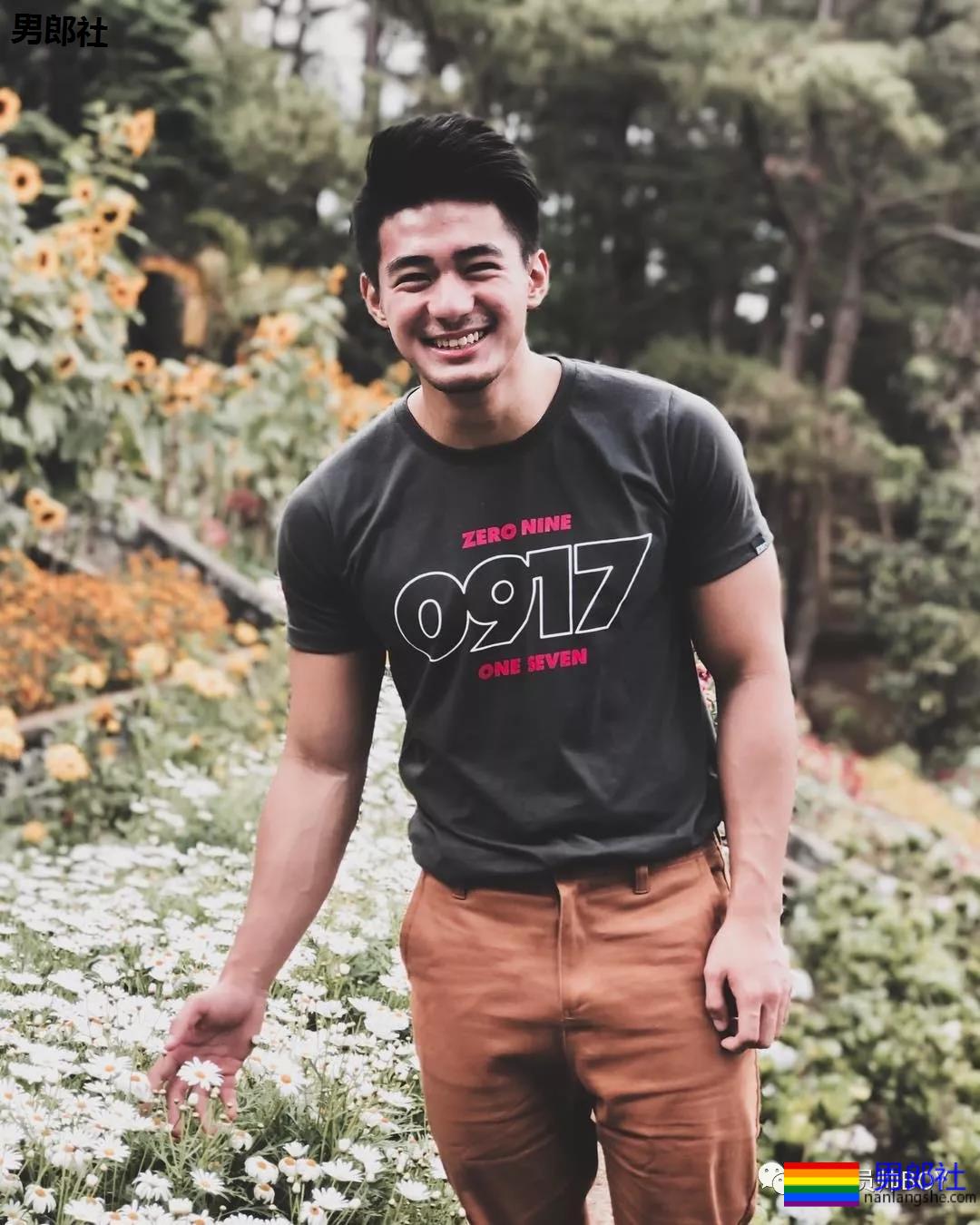 人畜无害的小胡子帅哥，衣服下竟藏着这么好的肌肉身材-51虹马