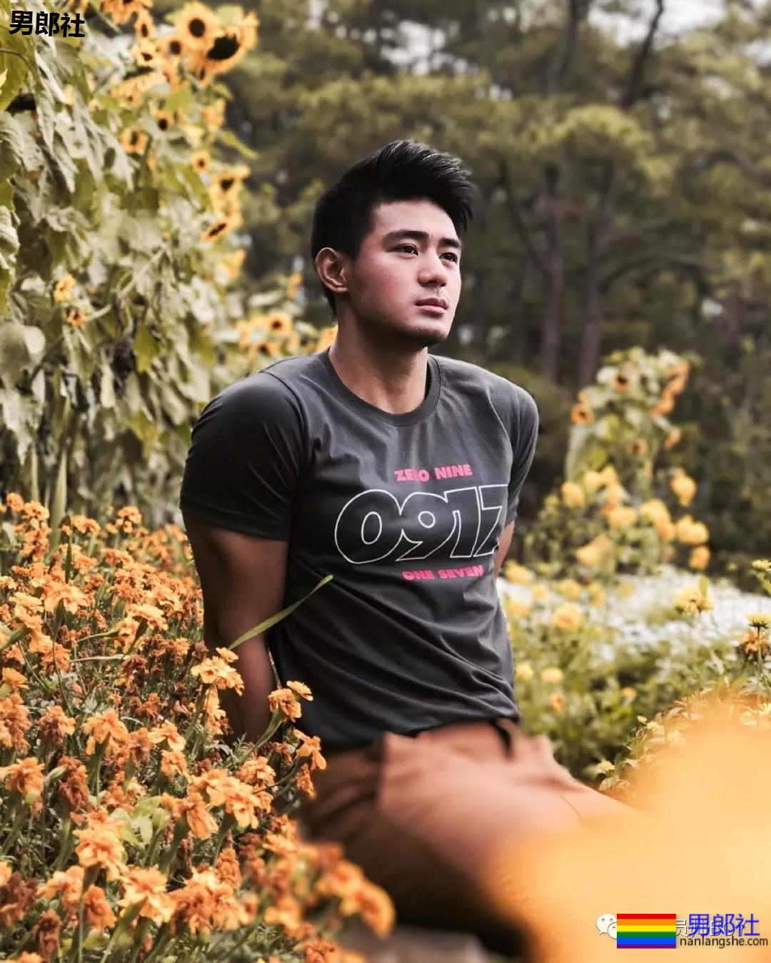 人畜无害的小胡子帅哥,衣服下竟藏着这么好的肌肉身材 - 51虹马 人畜无害的小胡子帅哥,衣服下竟藏着这么好的肌肉身材 - 51虹马