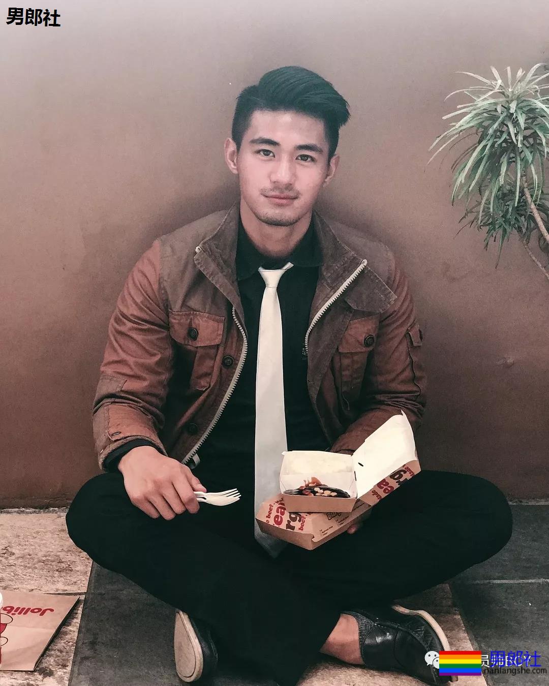 人畜无害的小胡子帅哥,衣服下竟藏着这么好的肌肉身材 - 51虹马 人畜无害的小胡子帅哥,衣服下竟藏着这么好的肌肉身材 - 51虹马