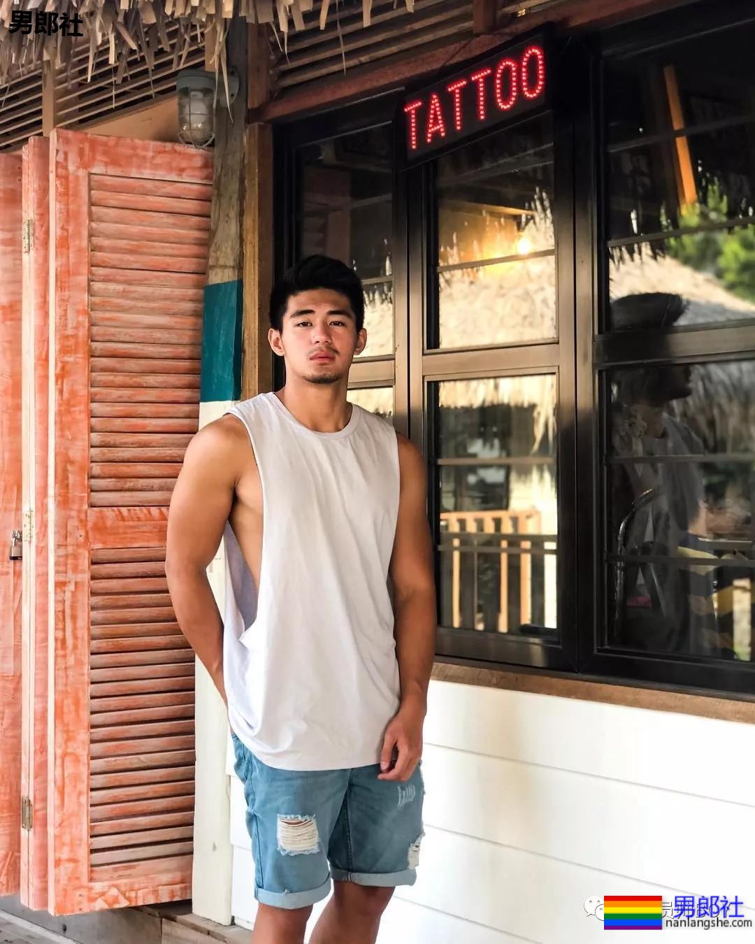 人畜无害的小胡子帅哥,衣服下竟藏着这么好的肌肉身材 - 51虹马 人畜无害的小胡子帅哥,衣服下竟藏着这么好的肌肉身材 - 51虹马