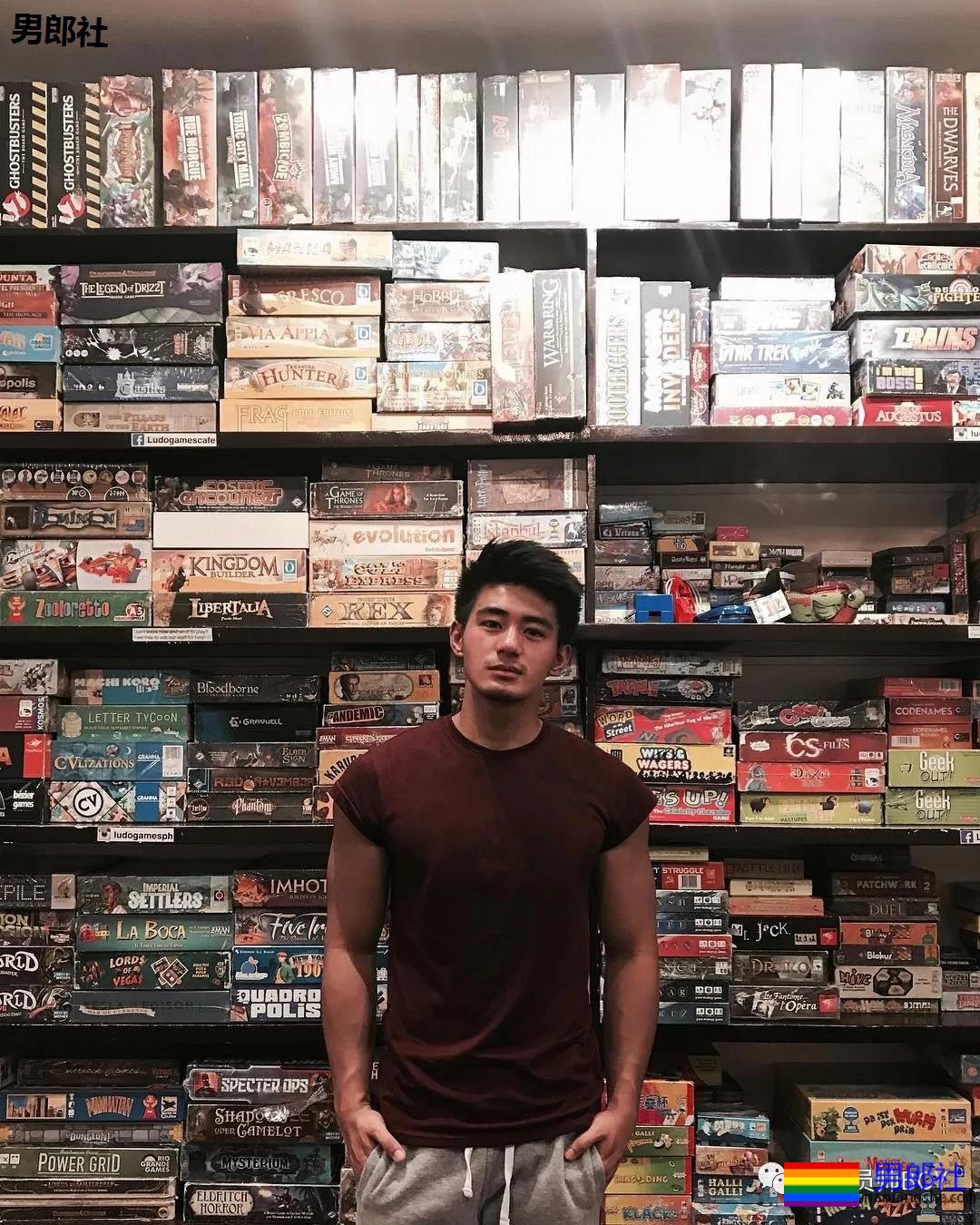 人畜无害的小胡子帅哥,衣服下竟藏着这么好的肌肉身材 - 51虹马 人畜无害的小胡子帅哥,衣服下竟藏着这么好的肌肉身材 - 51虹马