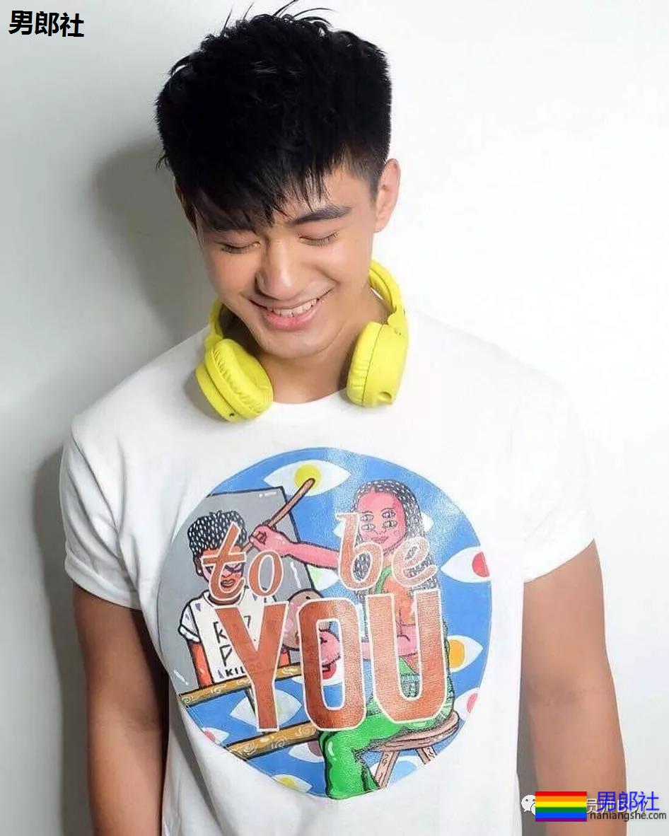 人畜无害的小胡子帅哥,衣服下竟藏着这么好的肌肉身材 - 51虹马 人畜无害的小胡子帅哥,衣服下竟藏着这么好的肌肉身材 - 51虹马