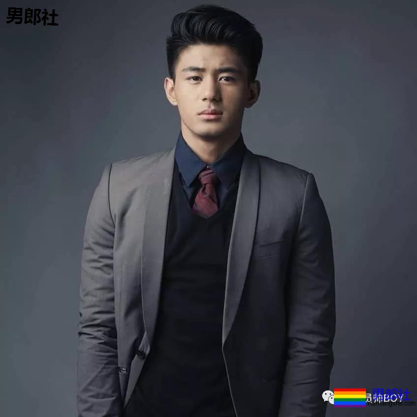 人畜无害的小胡子帅哥,衣服下竟藏着这么好的肌肉身材 - 51虹马 人畜无害的小胡子帅哥,衣服下竟藏着这么好的肌肉身材 - 51虹马