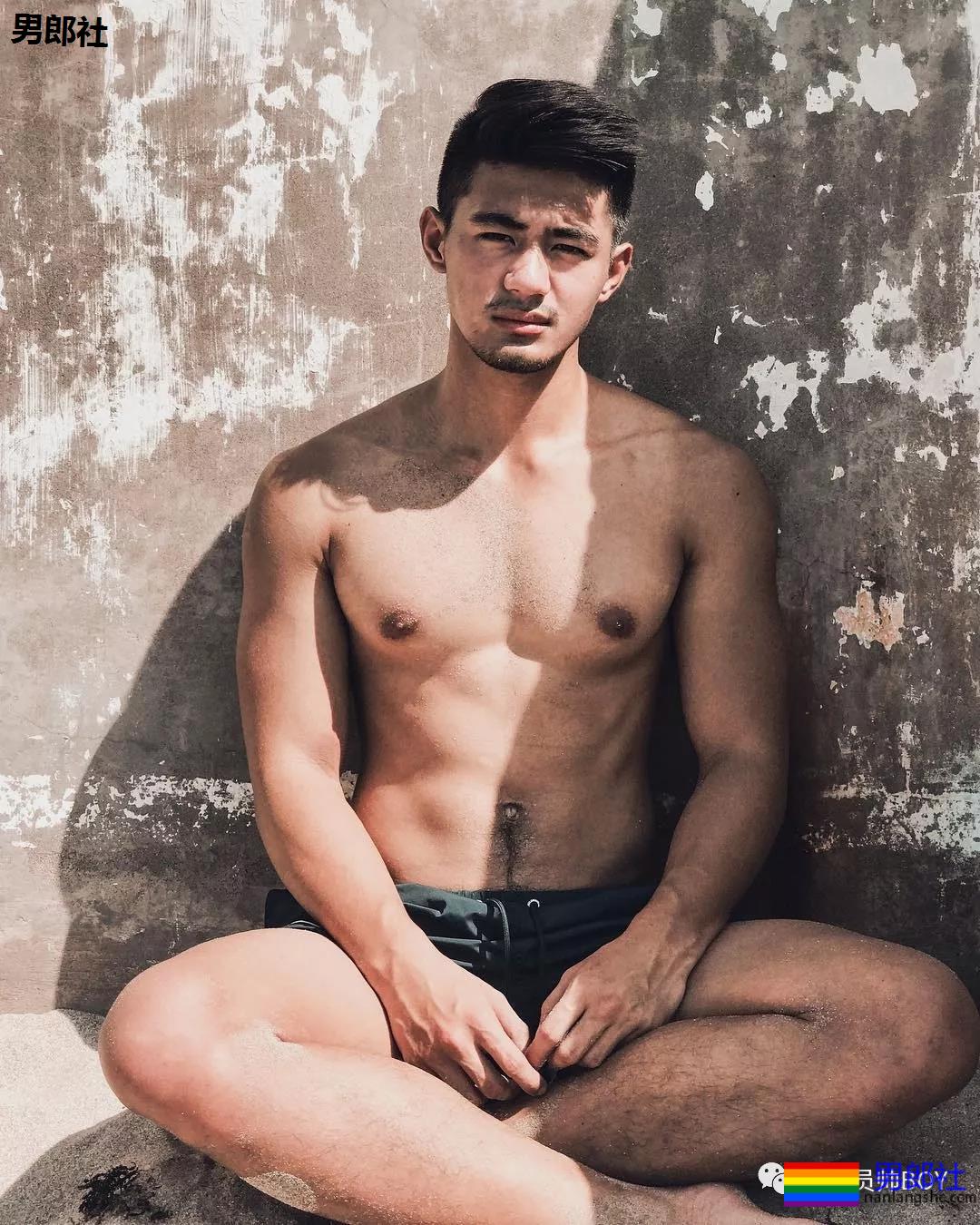 人畜无害的小胡子帅哥,衣服下竟藏着这么好的肌肉身材 - 51虹马 人畜无害的小胡子帅哥,衣服下竟藏着这么好的肌肉身材 - 51虹马