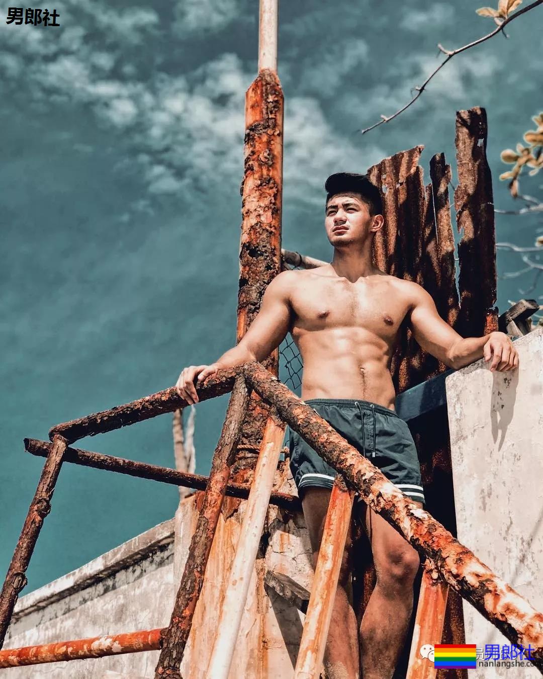 人畜无害的小胡子帅哥,衣服下竟藏着这么好的肌肉身材 - 51虹马 人畜无害的小胡子帅哥,衣服下竟藏着这么好的肌肉身材 - 51虹马