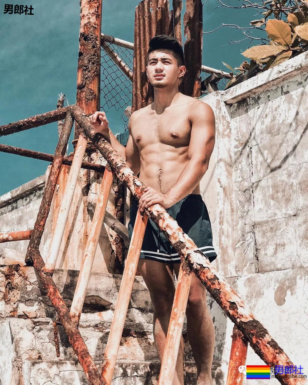 人畜无害的小胡子帅哥,衣服下竟藏着这么好的肌肉身材 - 51虹马 人畜无害的小胡子帅哥,衣服下竟藏着这么好的肌肉身材 - 51虹马