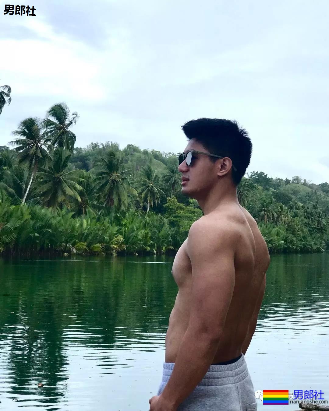 人畜无害的小胡子帅哥,衣服下竟藏着这么好的肌肉身材 - 51虹马 人畜无害的小胡子帅哥,衣服下竟藏着这么好的肌肉身材 - 51虹马