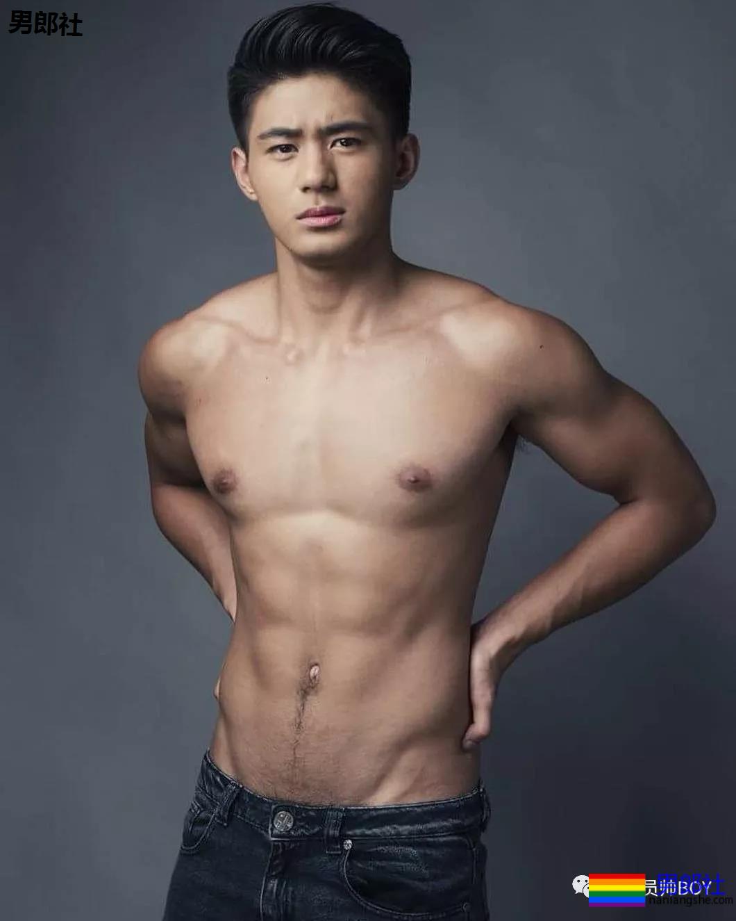 人畜无害的小胡子帅哥,衣服下竟藏着这么好的肌肉身材 - 51虹马 人畜无害的小胡子帅哥,衣服下竟藏着这么好的肌肉身材 - 51虹马