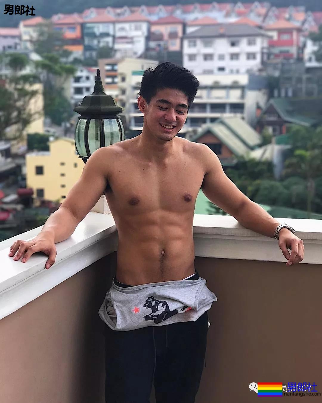 人畜无害的小胡子帅哥,衣服下竟藏着这么好的肌肉身材 - 51虹马 人畜无害的小胡子帅哥,衣服下竟藏着这么好的肌肉身材 - 51虹马