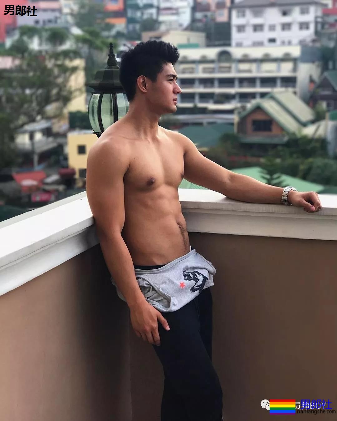 人畜无害的小胡子帅哥,衣服下竟藏着这么好的肌肉身材 - 51虹马 人畜无害的小胡子帅哥,衣服下竟藏着这么好的肌肉身材 - 51虹马