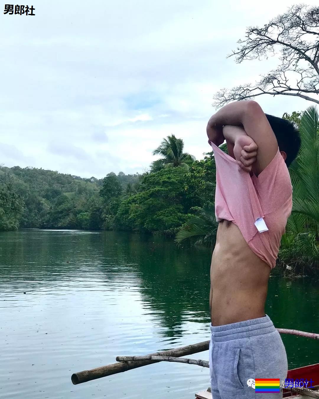 人畜无害的小胡子帅哥,衣服下竟藏着这么好的肌肉身材 - 51虹马 人畜无害的小胡子帅哥,衣服下竟藏着这么好的肌肉身材 - 51虹马