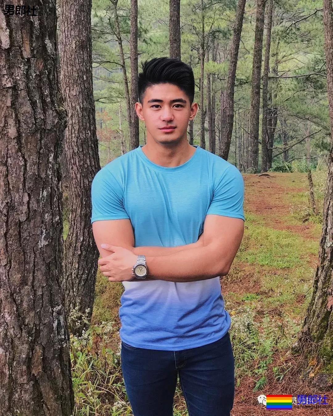 人畜无害的小胡子帅哥,衣服下竟藏着这么好的肌肉身材 - 51虹马 人畜无害的小胡子帅哥,衣服下竟藏着这么好的肌肉身材 - 51虹马