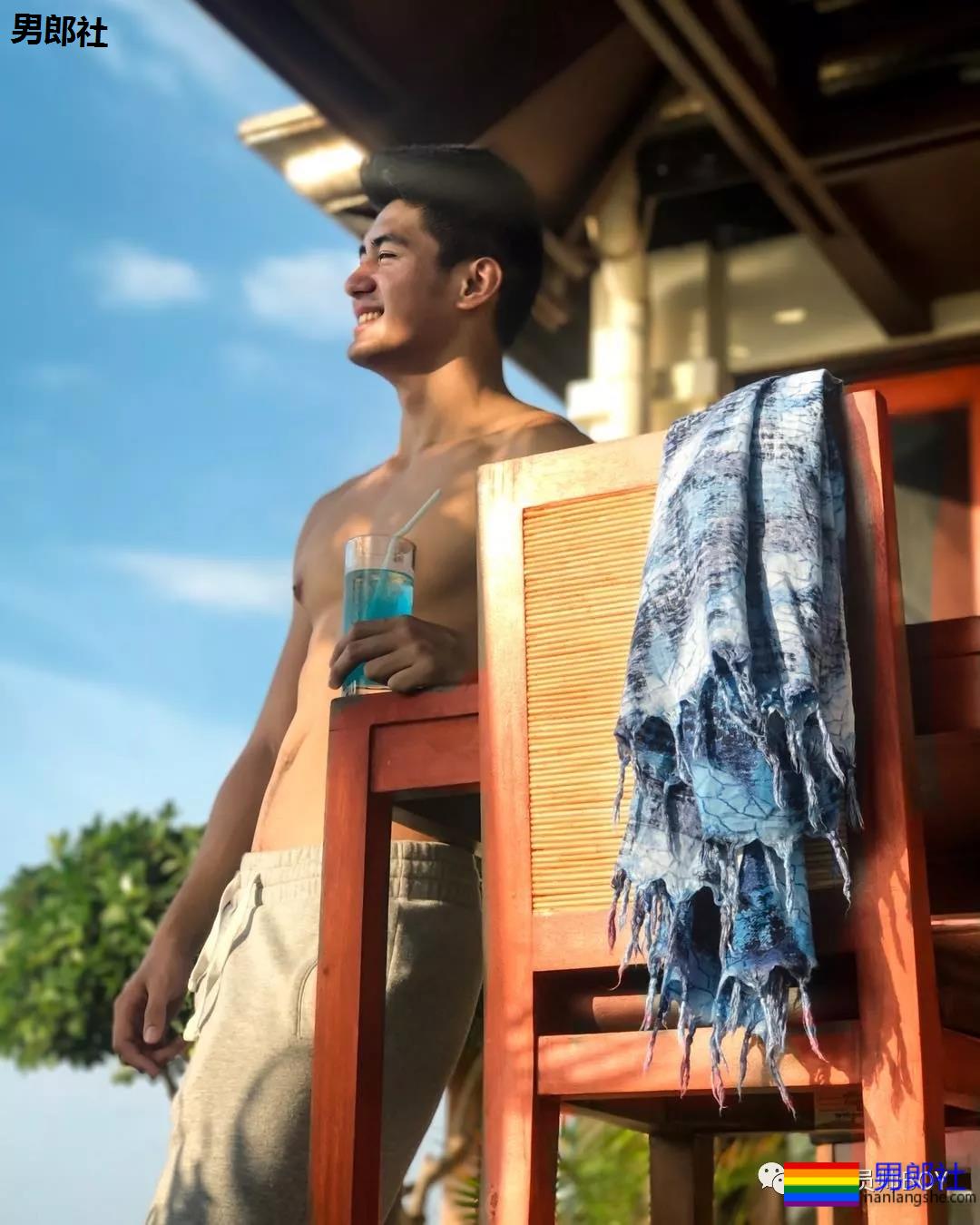 人畜无害的小胡子帅哥,衣服下竟藏着这么好的肌肉身材 - 51虹马 人畜无害的小胡子帅哥,衣服下竟藏着这么好的肌肉身材 - 51虹马