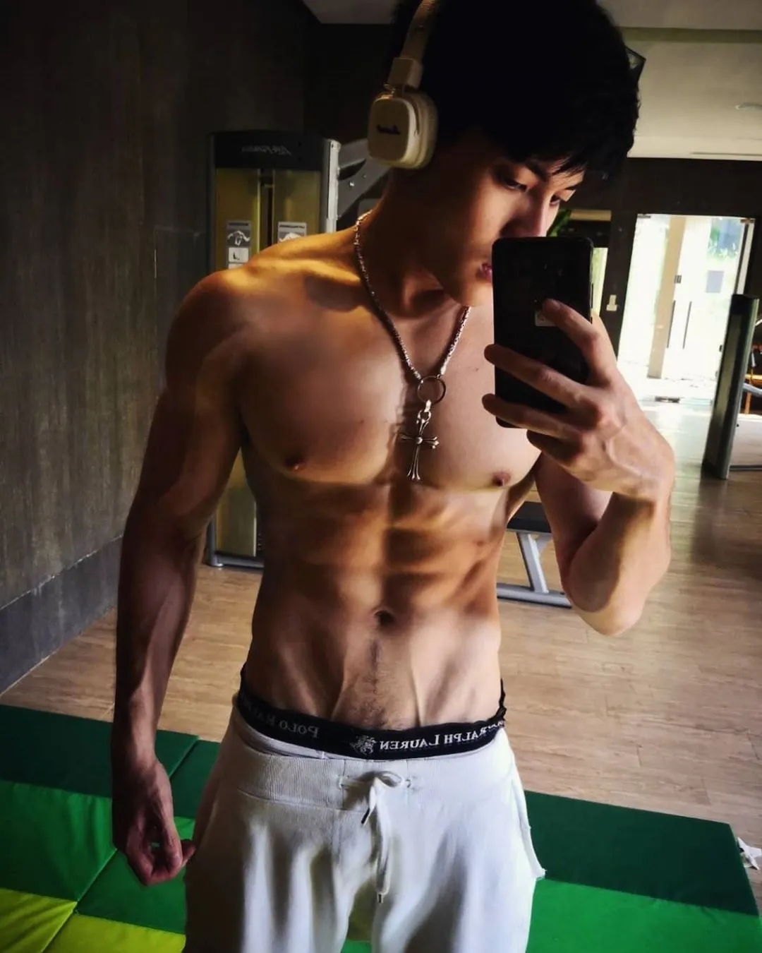 别再盯推上网红了，六块腹肌青筋爆裂，又一位肌肉医生身材照刷屏！-51虹马