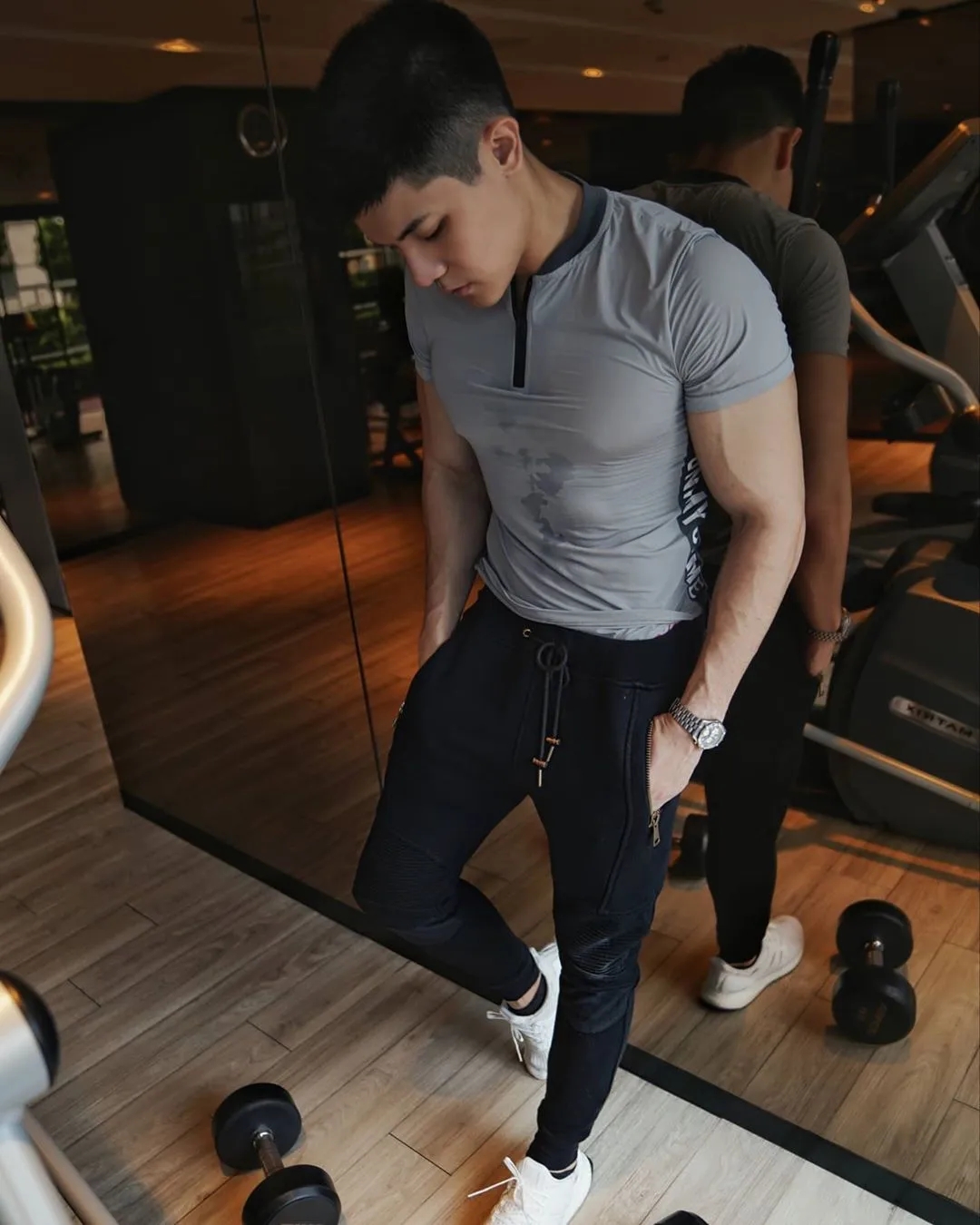 别再盯推上网红了,六块腹肌青筋爆裂,又一位肌肉医生身材照刷屏! - 51虹马 别再盯推上网红了,六块腹肌青筋爆裂,又一位肌肉医生身材照刷屏! - 51虹马