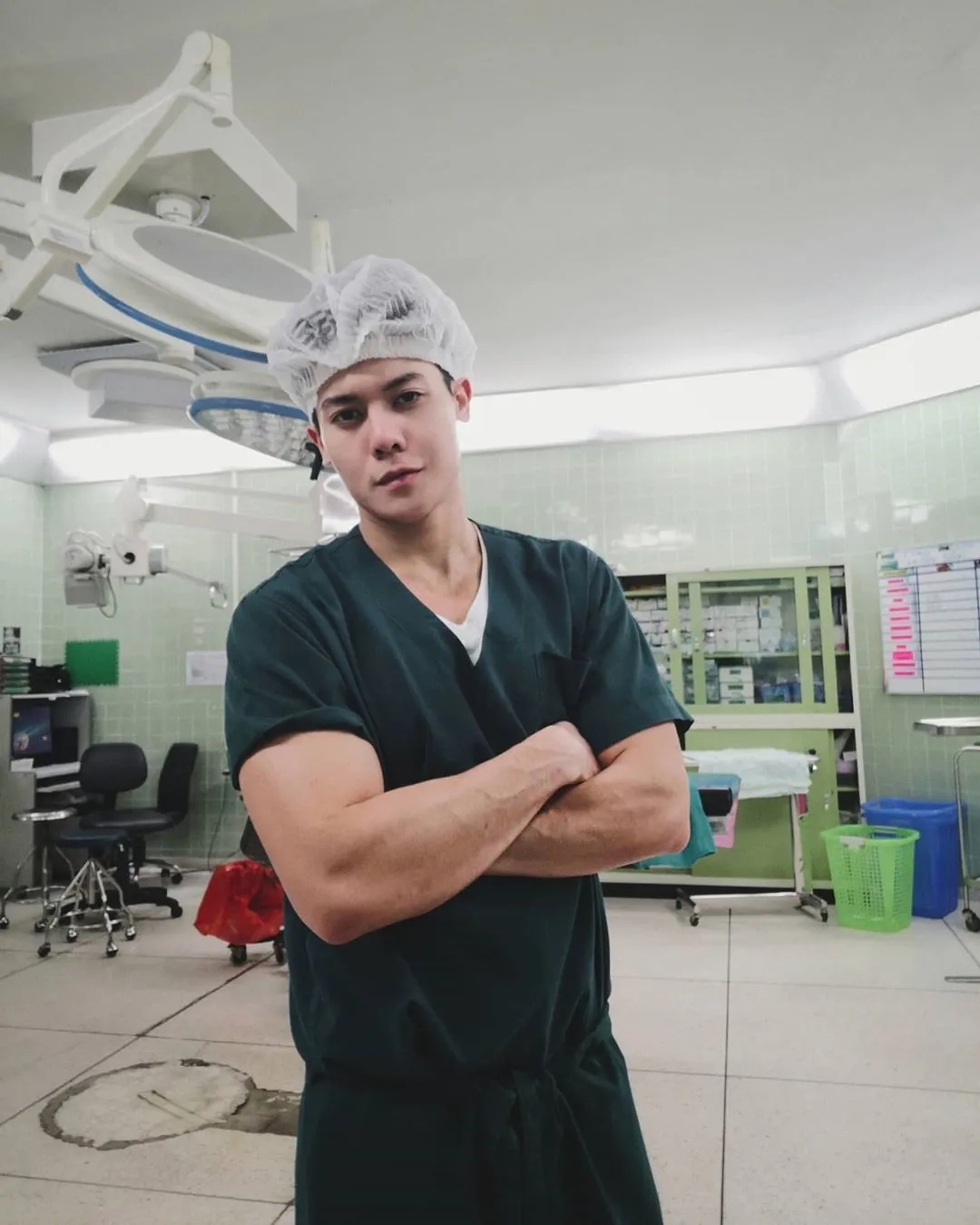 别再盯推上网红了,六块腹肌青筋爆裂,又一位肌肉医生身材照刷屏! - 51虹马 别再盯推上网红了,六块腹肌青筋爆裂,又一位肌肉医生身材照刷屏! - 51虹马