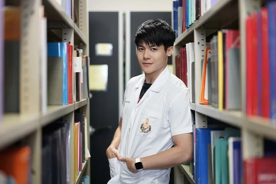 别再盯推上网红了,六块腹肌青筋爆裂,又一位肌肉医生身材照刷屏! - 51虹马 别再盯推上网红了,六块腹肌青筋爆裂,又一位肌肉医生身材照刷屏! - 51虹马