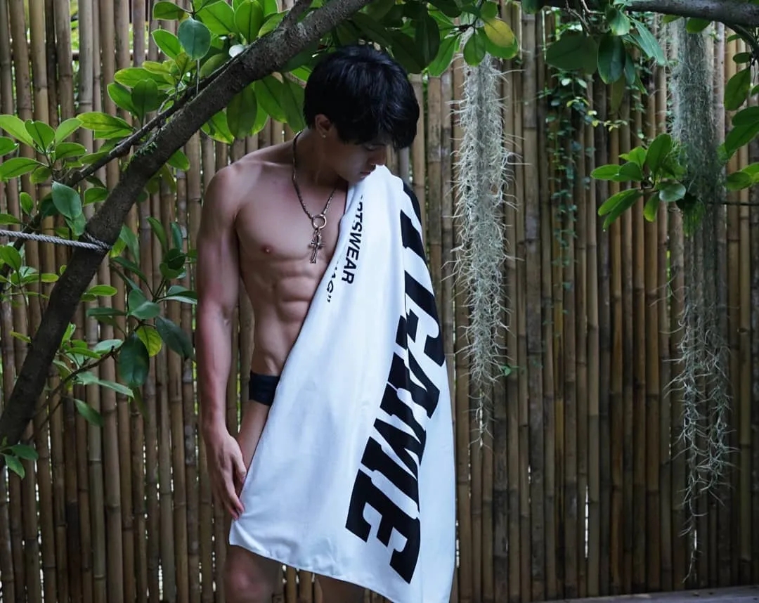 别再盯推上网红了,六块腹肌青筋爆裂,又一位肌肉医生身材照刷屏! - 51虹马 别再盯推上网红了,六块腹肌青筋爆裂,又一位肌肉医生身材照刷屏! - 51虹马