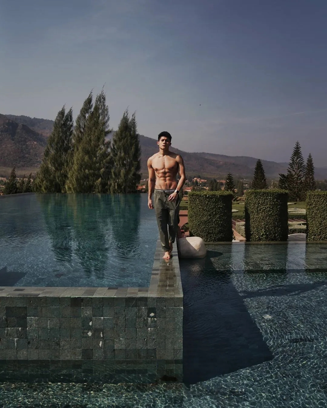 别再盯推上网红了,六块腹肌青筋爆裂,又一位肌肉医生身材照刷屏! - 51虹马 别再盯推上网红了,六块腹肌青筋爆裂,又一位肌肉医生身材照刷屏! - 51虹马