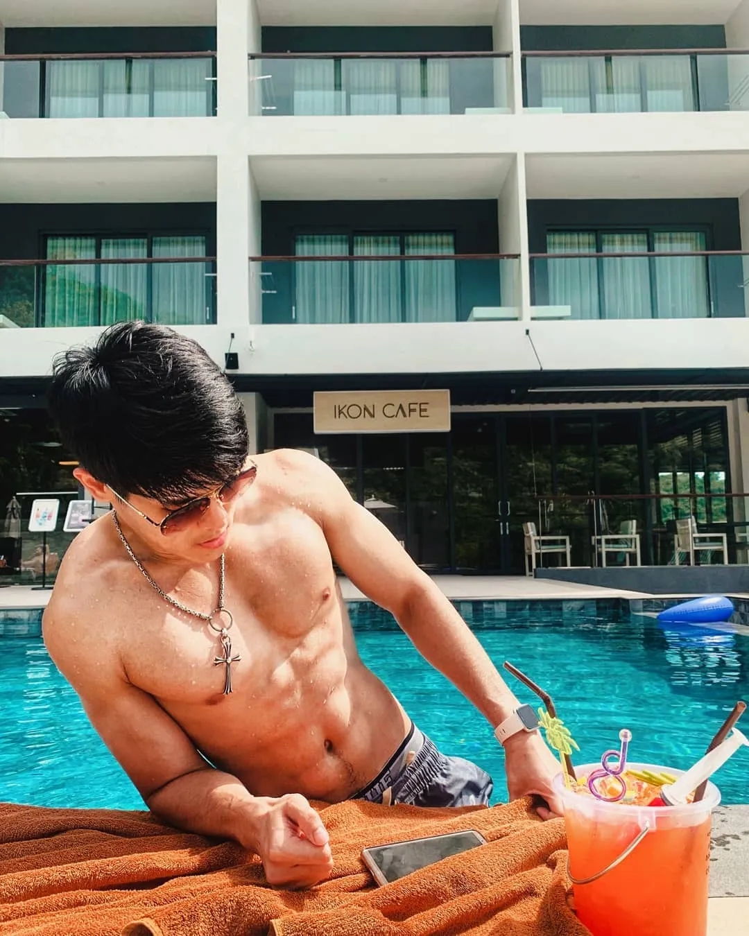 别再盯推上网红了,六块腹肌青筋爆裂,又一位肌肉医生身材照刷屏! - 51虹马 别再盯推上网红了,六块腹肌青筋爆裂,又一位肌肉医生身材照刷屏! - 51虹马