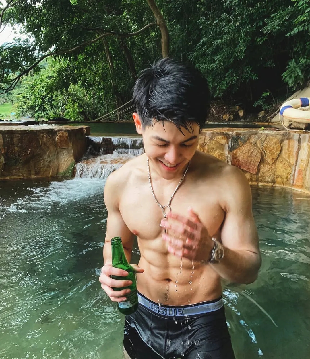 别再盯推上网红了,六块腹肌青筋爆裂,又一位肌肉医生身材照刷屏! - 51虹马 别再盯推上网红了,六块腹肌青筋爆裂,又一位肌肉医生身材照刷屏! - 51虹马