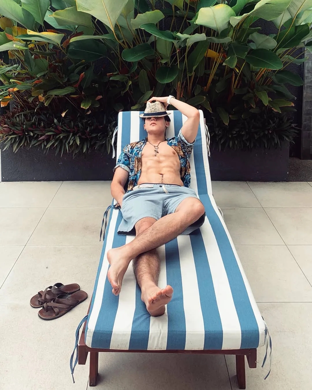 别再盯推上网红了,六块腹肌青筋爆裂,又一位肌肉医生身材照刷屏! - 51虹马 别再盯推上网红了,六块腹肌青筋爆裂,又一位肌肉医生身材照刷屏! - 51虹马