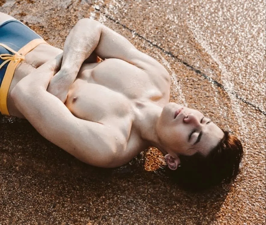 别再盯推上网红了,六块腹肌青筋爆裂,又一位肌肉医生身材照刷屏! - 51虹马 别再盯推上网红了,六块腹肌青筋爆裂,又一位肌肉医生身材照刷屏! - 51虹马