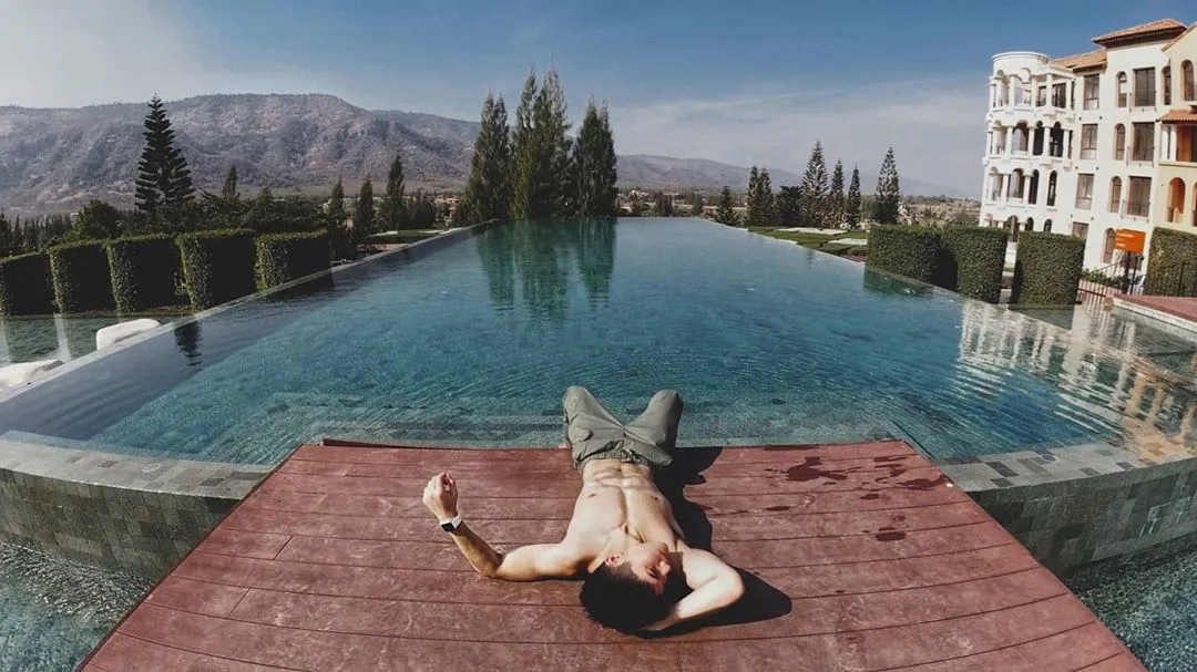 别再盯推上网红了,六块腹肌青筋爆裂,又一位肌肉医生身材照刷屏! - 51虹马 别再盯推上网红了,六块腹肌青筋爆裂,又一位肌肉医生身材照刷屏! - 51虹马