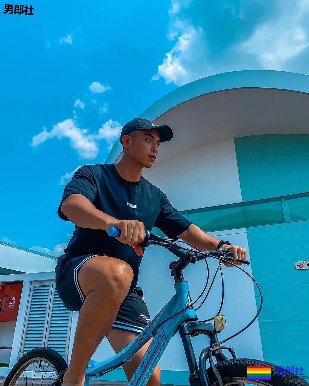 寸头肌肉小哥下海秀腱子肉,泳裤都湿了! - 51虹马 寸头肌肉小哥下海秀腱子肉,泳裤都湿了! - 51虹马