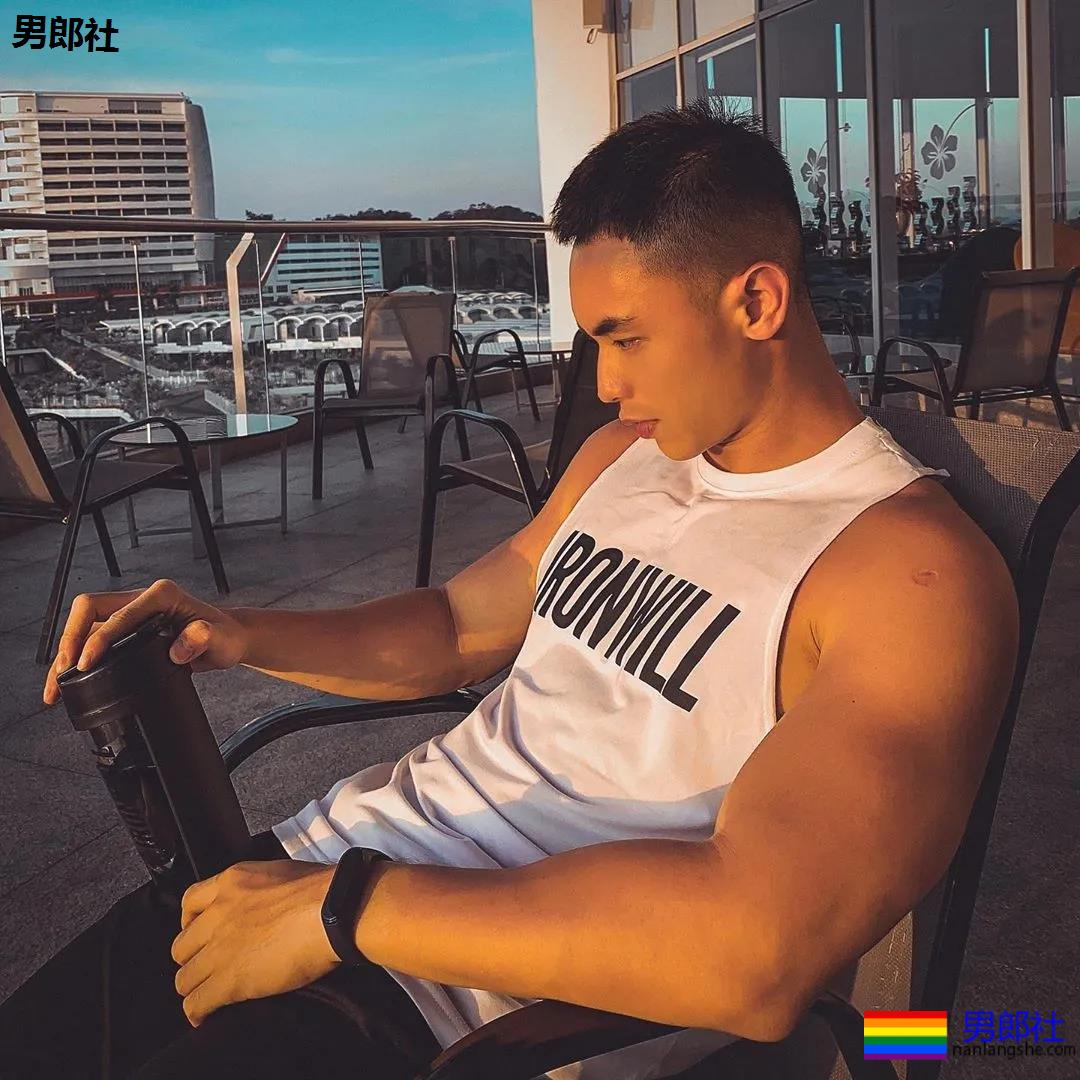 寸头肌肉小哥下海秀腱子肉,泳裤都湿了! - 51虹马 寸头肌肉小哥下海秀腱子肉,泳裤都湿了! - 51虹马