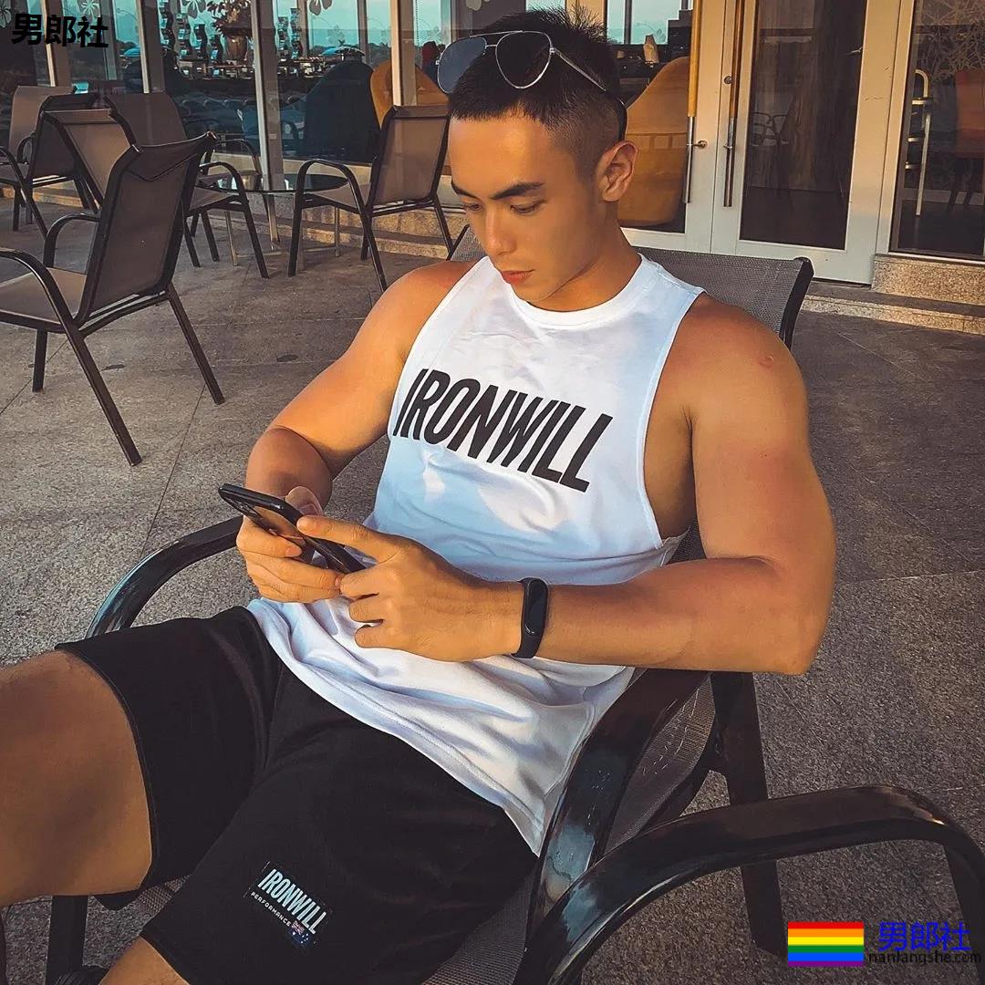 寸头肌肉小哥下海秀腱子肉,泳裤都湿了! - 51虹马 寸头肌肉小哥下海秀腱子肉,泳裤都湿了! - 51虹马