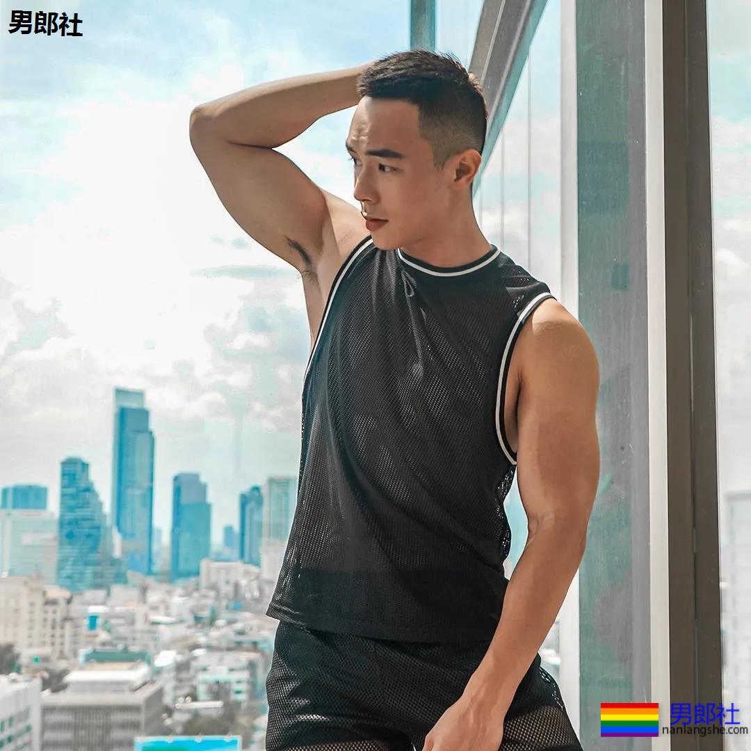 寸头肌肉小哥下海秀腱子肉,泳裤都湿了! - 51虹马 寸头肌肉小哥下海秀腱子肉,泳裤都湿了! - 51虹马