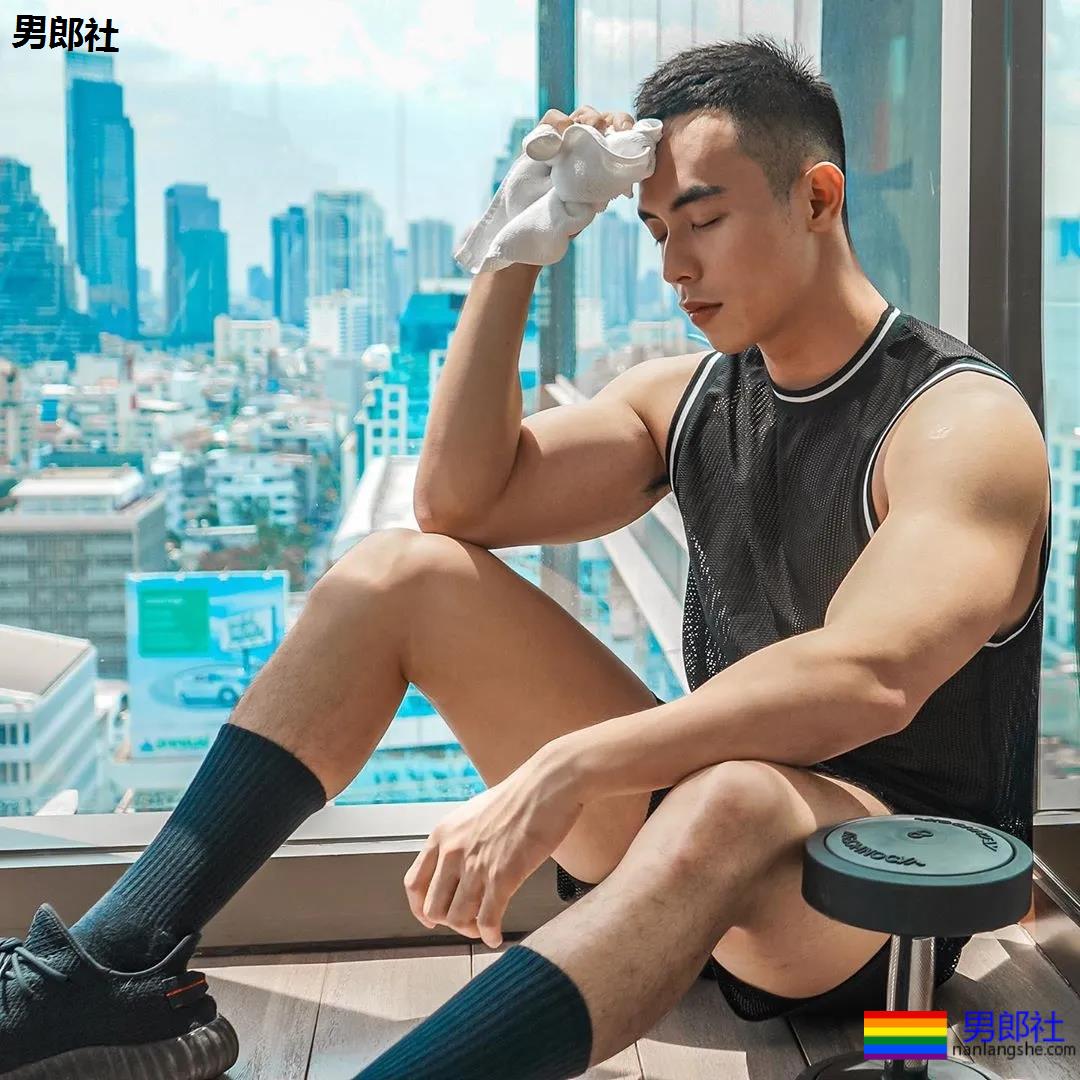 寸头肌肉小哥下海秀腱子肉,泳裤都湿了! - 51虹马 寸头肌肉小哥下海秀腱子肉,泳裤都湿了! - 51虹马