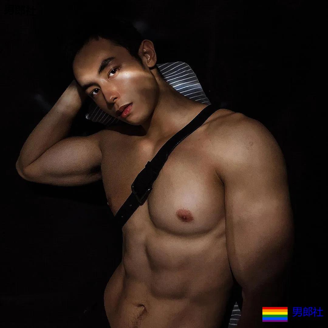 寸头肌肉小哥下海秀腱子肉,泳裤都湿了! - 51虹马 寸头肌肉小哥下海秀腱子肉,泳裤都湿了! - 51虹马