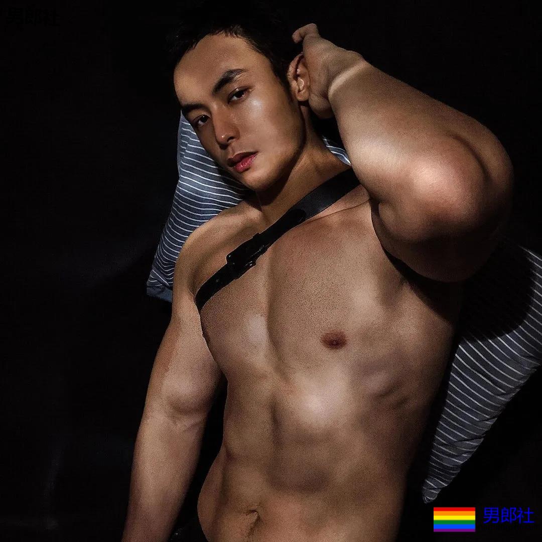 寸头肌肉小哥下海秀腱子肉,泳裤都湿了! - 51虹马 寸头肌肉小哥下海秀腱子肉,泳裤都湿了! - 51虹马