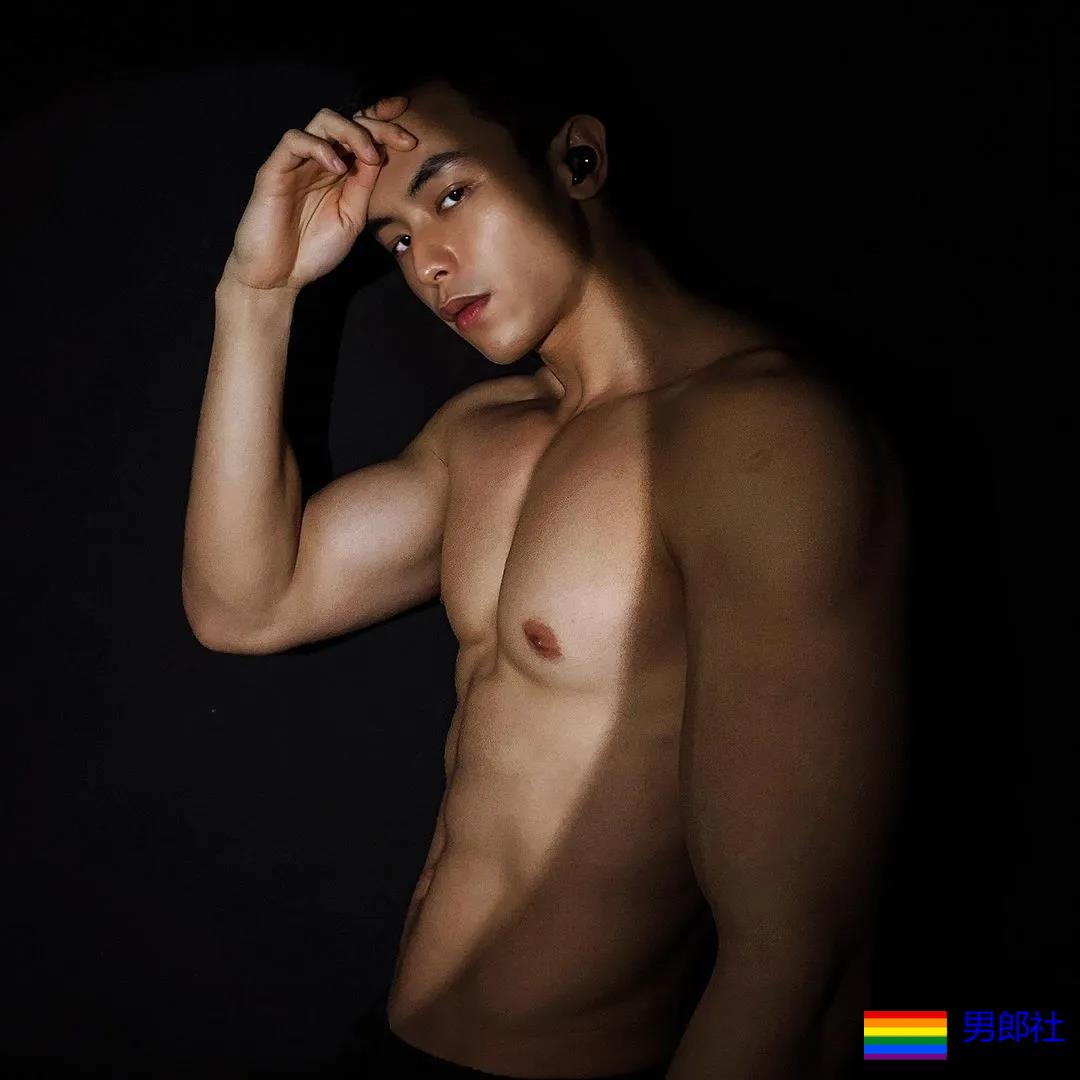 寸头肌肉小哥下海秀腱子肉,泳裤都湿了! - 51虹马 寸头肌肉小哥下海秀腱子肉,泳裤都湿了! - 51虹马