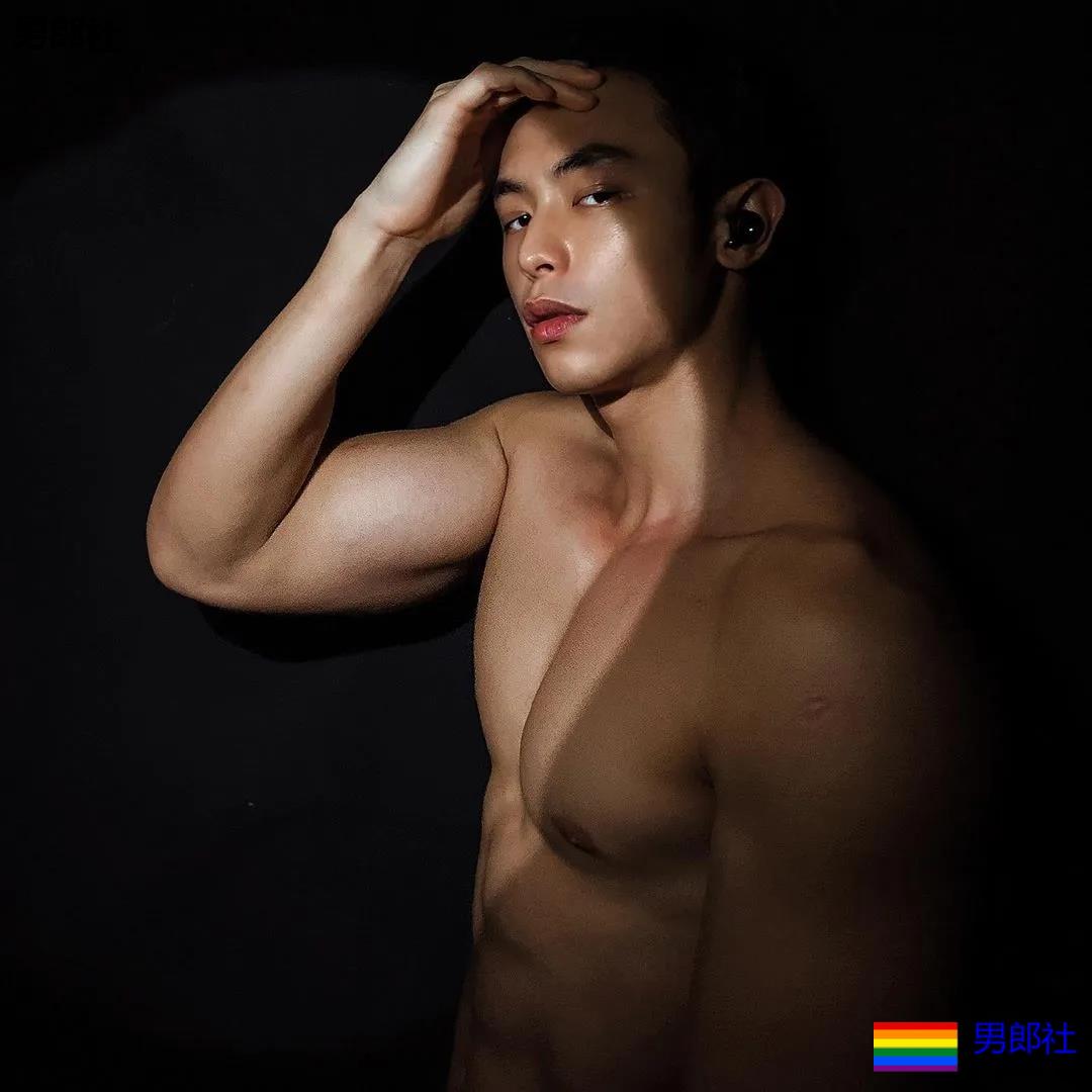 寸头肌肉小哥下海秀腱子肉,泳裤都湿了! - 51虹马 寸头肌肉小哥下海秀腱子肉,泳裤都湿了! - 51虹马