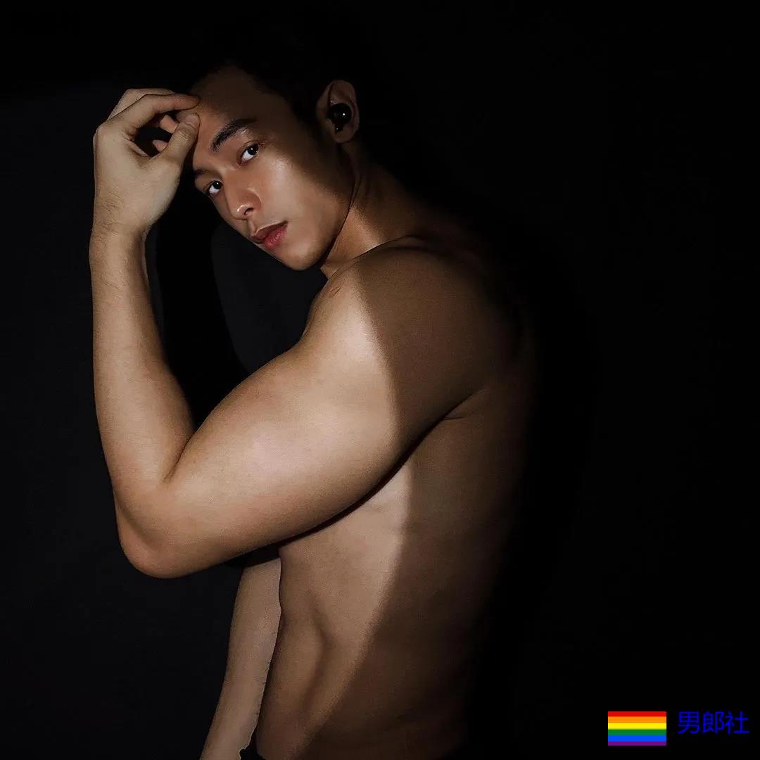 寸头肌肉小哥下海秀腱子肉,泳裤都湿了! - 51虹马 寸头肌肉小哥下海秀腱子肉,泳裤都湿了! - 51虹马