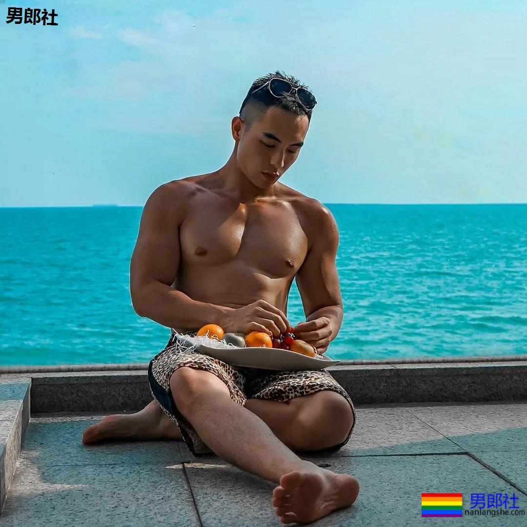 寸头肌肉小哥下海秀腱子肉,泳裤都湿了! - 51虹马 寸头肌肉小哥下海秀腱子肉,泳裤都湿了! - 51虹马