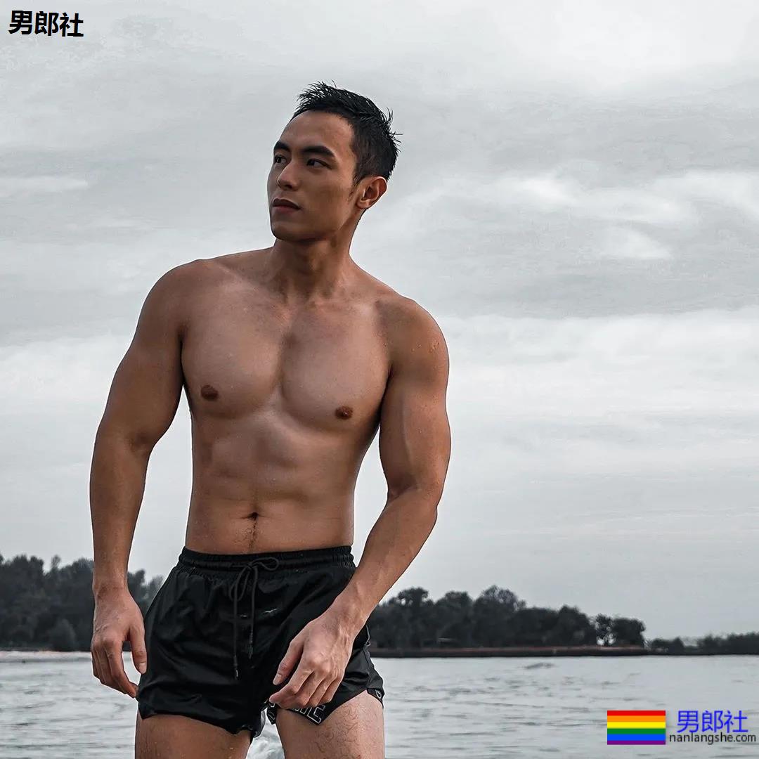 寸头肌肉小哥下海秀腱子肉,泳裤都湿了! - 51虹马 寸头肌肉小哥下海秀腱子肉,泳裤都湿了! - 51虹马