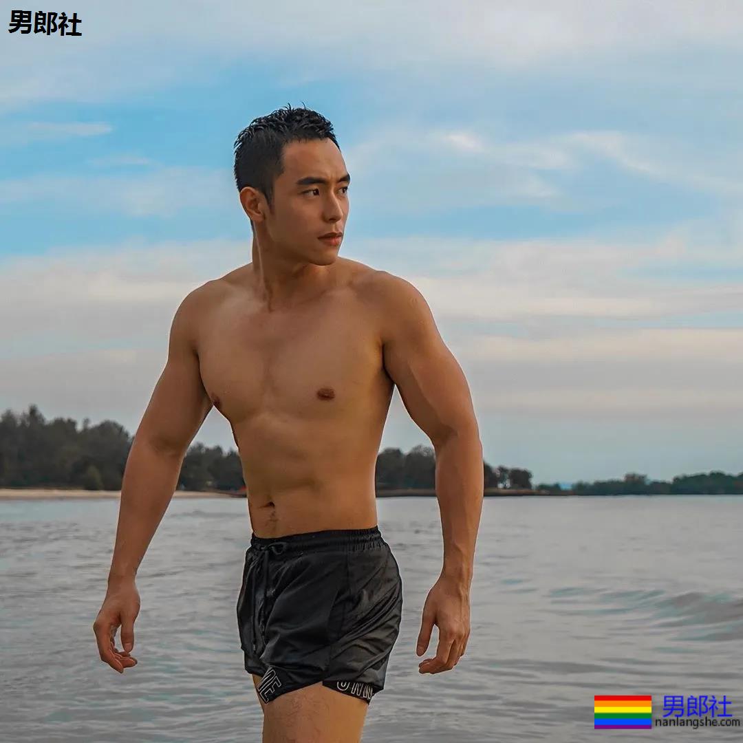 寸头肌肉小哥下海秀腱子肉,泳裤都湿了! - 51虹马 寸头肌肉小哥下海秀腱子肉,泳裤都湿了! - 51虹马