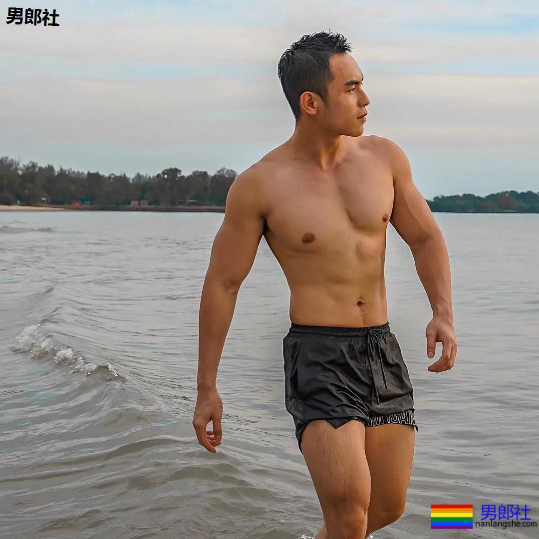 寸头肌肉小哥下海秀腱子肉,泳裤都湿了! - 51虹马 寸头肌肉小哥下海秀腱子肉,泳裤都湿了! - 51虹马