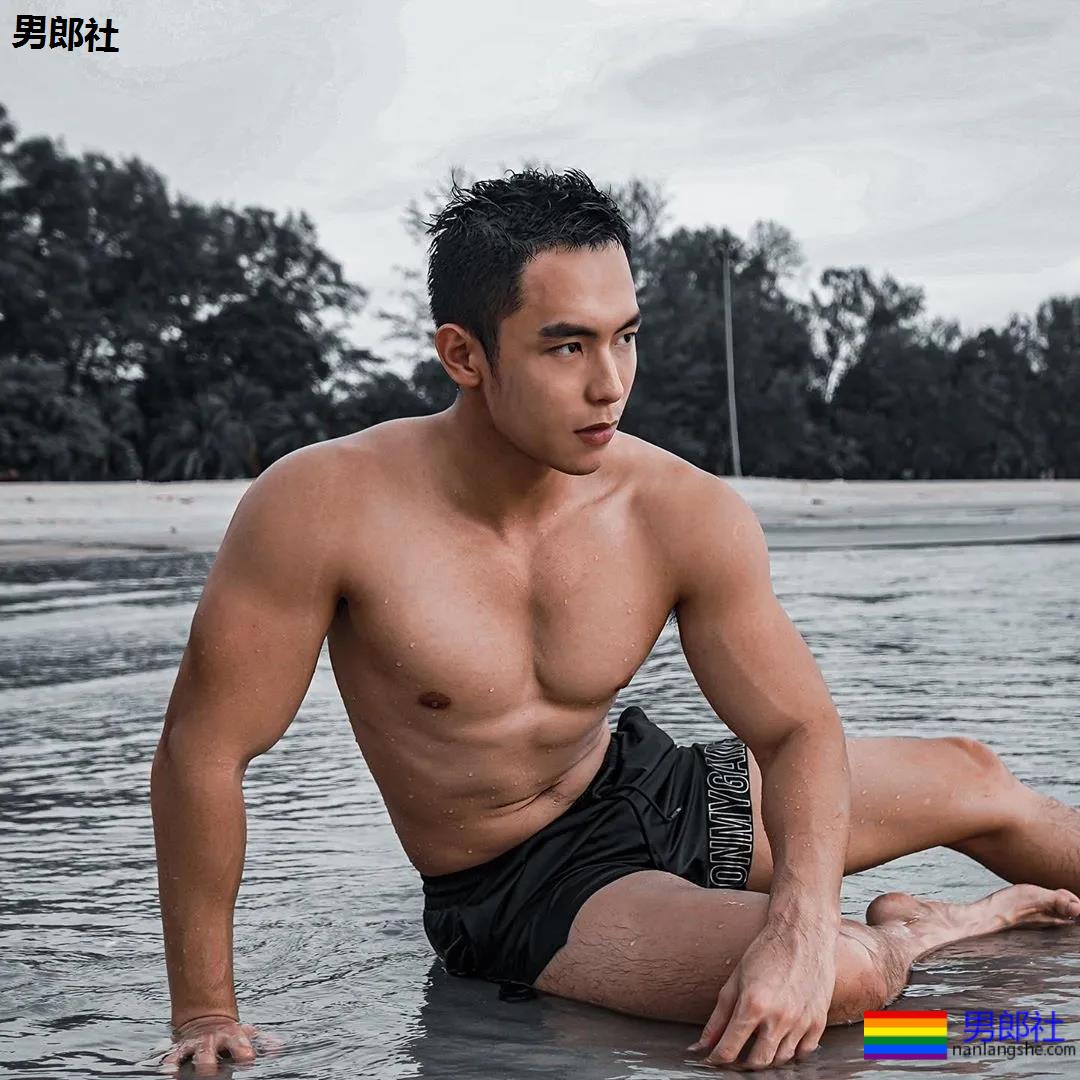 寸头肌肉小哥下海秀腱子肉,泳裤都湿了! - 51虹马 寸头肌肉小哥下海秀腱子肉,泳裤都湿了! - 51虹马